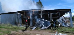 Pérdidas millonarias dejó incendio en galpón con maquinaria agrícola en Purranque