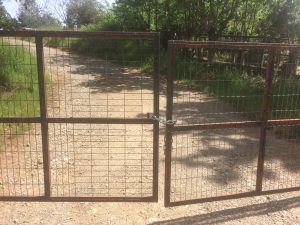 Vecinos de #Purranque denuncian cierre de camino que les impide acceder a sus casas