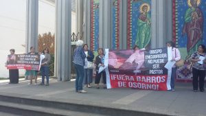 Laicos se toman catedral exigiendo renuncia del Obispo Barros #Osorno