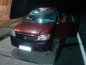 Vecina sufre accidente luego que una roca se desprendiera de un cerro y cayera en su vehículo