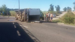 Choque entre camiones dejó a una persona lesionada de gravedad