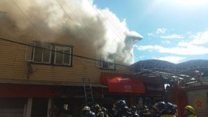 Incendio afecta a locales comerciales y una casona en #Osorno