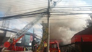 Incendio afecta a locales comerciales y una casona en #Osorno
