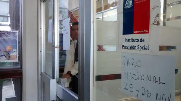 Registro Civil en paro provocó malestar en usuarios de Osorno.