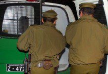 Carabineros de Puerto Montt detiene ladrón que escapaba de Farmacia por una ventana.