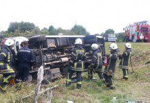 Minibus volcó en la ruta B-600 al chocar con una camioneta dejando varias personas heridas.