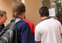 Piercing, pelo largo y teñido no serán obstáculo para que alumnos tengan derecho a educarse