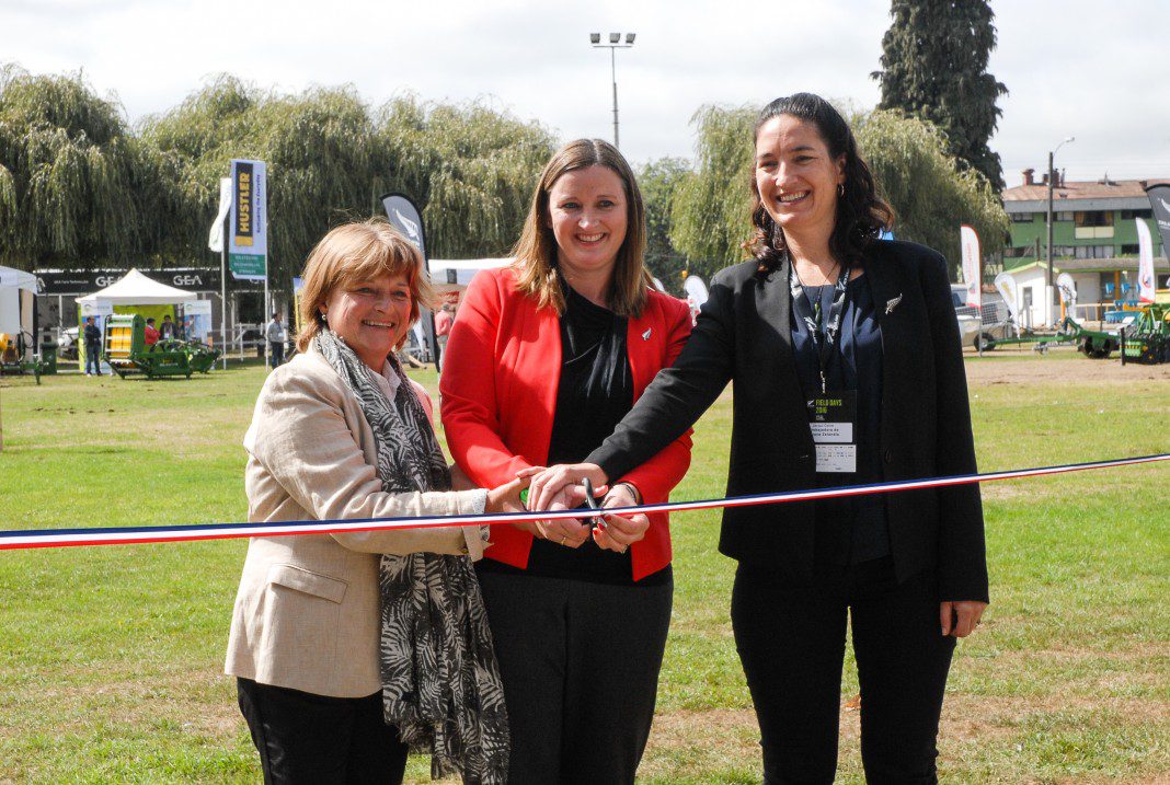 Adriana Morh, presidenta SAGO, Rhianon Berry, agregada comercial NZTE y la embajadora de Nueva Zelandia en Chile,