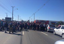Apoderados de colegio ONG Los Lagos se toman la carretera en Puerto Montt por cierre de establecimiento