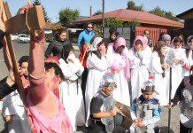 Comunidad católica celebra el Vía Crucis de viernes santo en Osorno