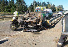 Auto volcó en Km.3 de Ruta T-215 en Osorno. Ocupantes salvaron milagrosamente.