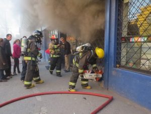 Bomberos corta candados