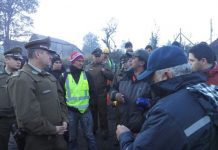 Alumnos fueron evacuados luego que cayera una bomba lacrimógena en escuela rural durante una protesta.