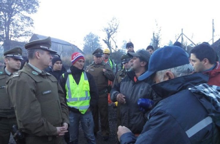 Alumnos fueron evacuados luego que cayera una bomba lacrimógena en escuela rural durante una protesta.
