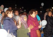 El ángel León convocó a unas mil personas en la velatón de Plaza de Amas de Osorno.