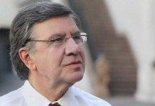 JOAQUIN LAVIN: con candidatos de la UDI en Puerto Montt. Desea que PIÑERA regrese.