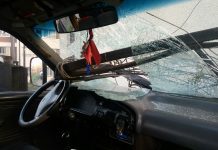 Furgón escolar chocó con edificio y los niños resultaron con lesiones leves.