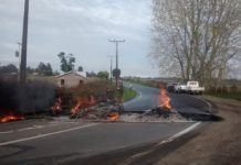 Cansados de los malos olores, vecinos de Pucoihue cortaron ruta U-400 al mar