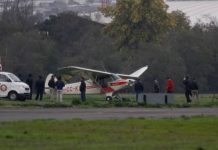 Rescatan cuerpo sin vida de piloto de aeronave que capotó en Chonchi