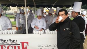 EL SE TOMA SU LECHE