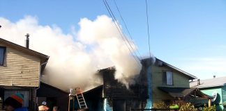 Incendio destruyó en un 90% una vivienda de dos pisos en Osorno.