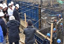 Paralizan obras del hospital Intercultural por protesta de trabajadores.