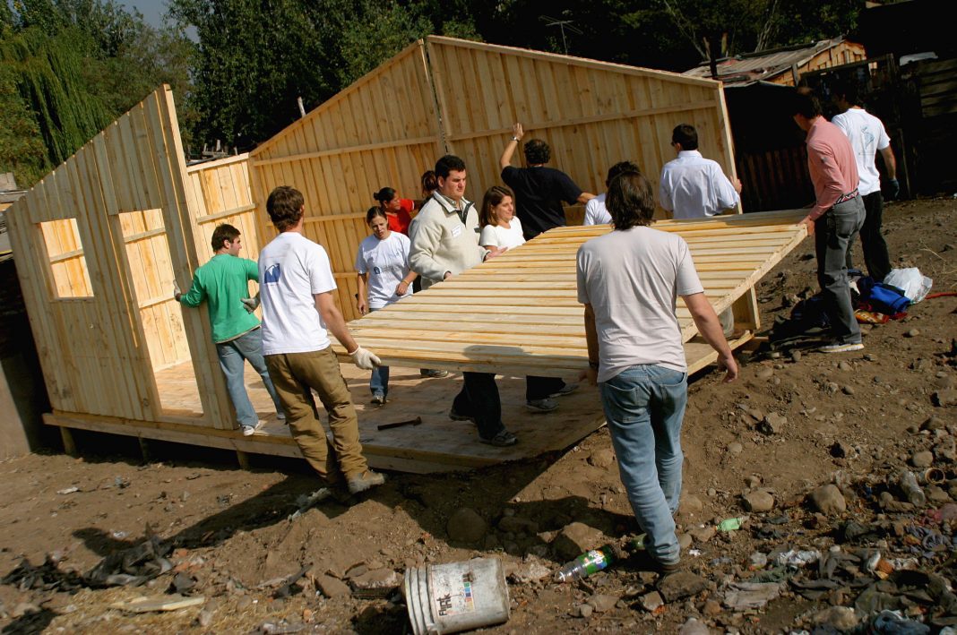 Un Techo para chile visita campamento Nueva Andres Bello en Quinta No