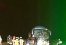 Una persona fallecida tras colisión frontal entre un bus y una camioneta en #Castro