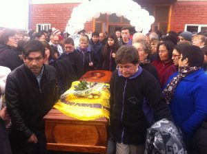 Multitudinario funeral despidió a matrimonio fallecido en Entre Lagos #Puyehue