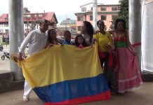 Inmigrantes de #PuertoMontt conocen y resuelven inquietudes legales.