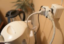 Vecinos de #Puyehue reclaman daño de artefactos eléctricos por alza de voltaje