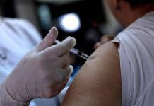 Autoridad se refiere a caso de joven grave presuntamente por vacunarse contra la Influenza.