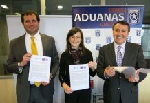 Funcionarios de Aduana #PuertoMontt celebran salida de director regional