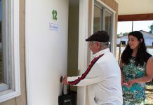 Adulto mayor de Isla Maillen recibió vivienda de emergencia para enfrentar el invierno.