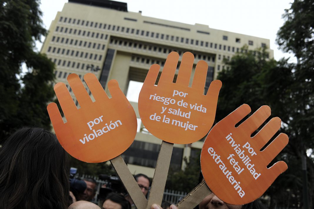Manifestantes a las Afuera del Congreso Nacional por Proyecto sobre el Aborto