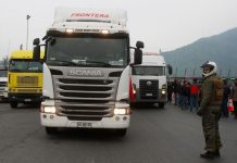 Firman acuerdo entre camioneros y Gobierno para implementar medidas exigidas por el gremio