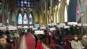 Laicos de Osorno interrumpieron Tedeum y levantaron carteles solicitando renuncia del Obispo Barros.