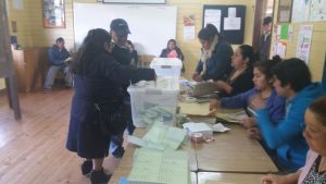 Lento y sin incidentes se desarrolla el proceso eleccionario en la región de Los Lagos