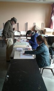 Lento y sin incidentes se desarrolla el proceso eleccionario en la región de Los Lagos