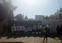 Grupo de manifestantes se tomó comando de Sebastian Piñera en Santiago