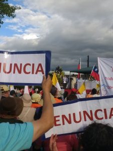 Laicos Osorno piden renuncia de obispo Barros en misa cierre Mes de María