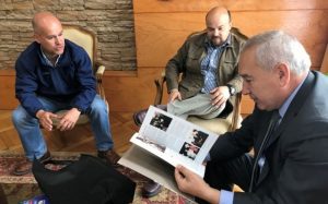 SAGO A.G. entrega libros del centenario de la institución a municipios de la provincia