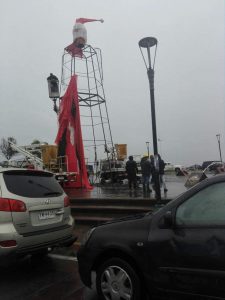 Municipio Puerto Montt retiró "viejito pascuero" desde la plaza de la pileta