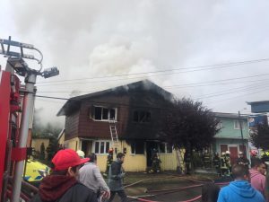 Adulta mayor falleció y su hijo quedó con riesgo vital en incendio registrado este sábado en Osorno