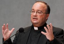 Laicos valoran que arzobispo que investigará a Barros haya aceptado reunirse con ellos