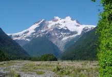Encuentran con vida a instructor de montañismo extraviado en cordillera de Cochamó