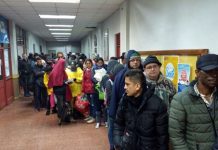 Indignación ciudadana ante largas filas que debieron realizar extranjeros para sus trámites en Extranjería