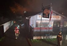 Gigantesco incendio destruyó fábrica de cecinas en Purranque.