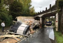 Carga de un camión resulta ensartada en paso nivel Las Quemas