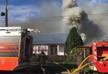 AHORA: Incendio afecta a establecimiento educacional en Frutillar
